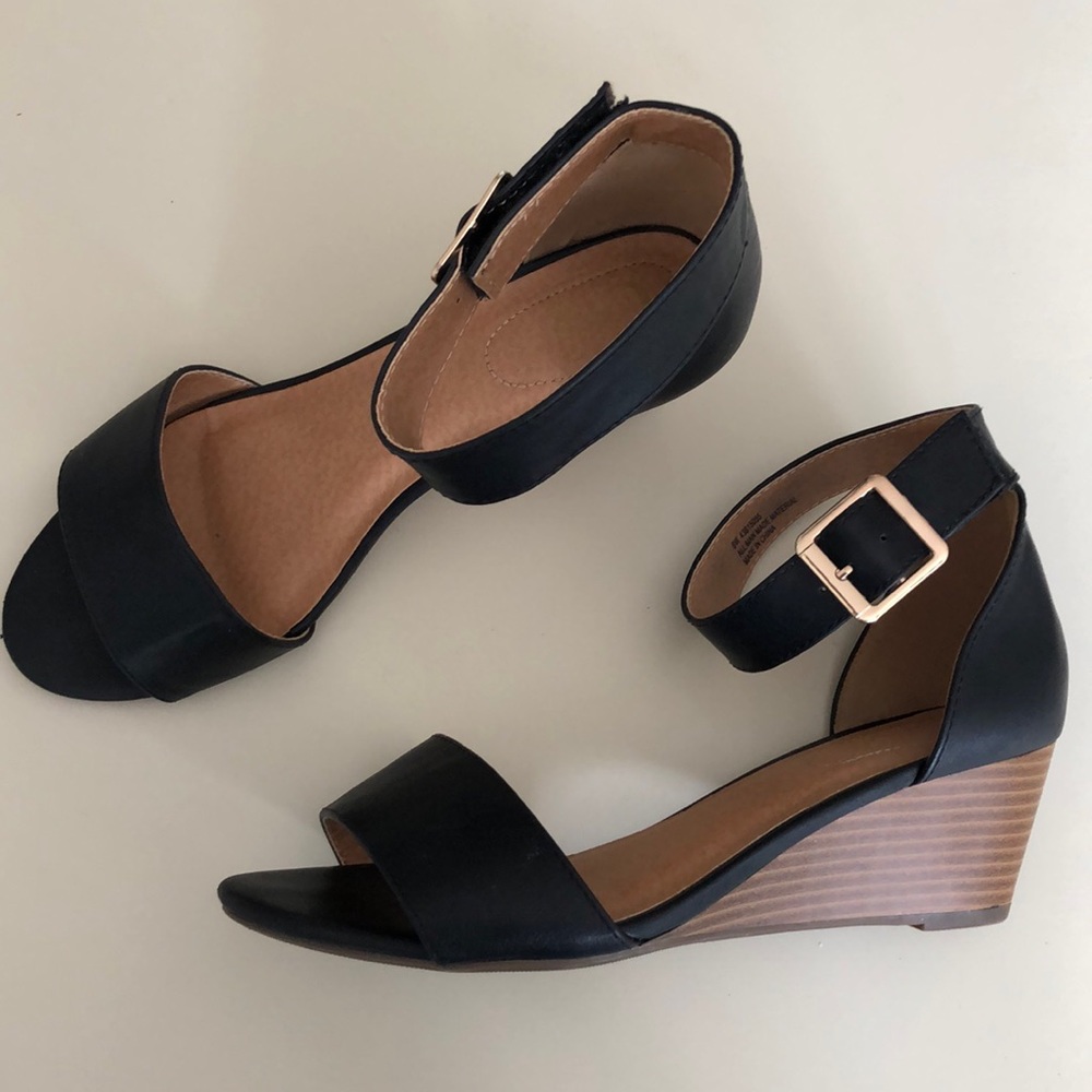 Comfort Brand Black Sandals Sz. 8W. Open toe, Closed heel, Ankle Strap, Wedge